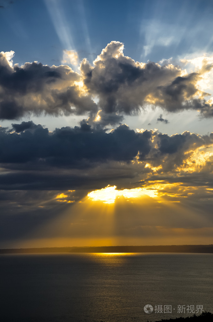 在夕阳与云的曙光照片-正版商用图片1f473a-摄图新视界