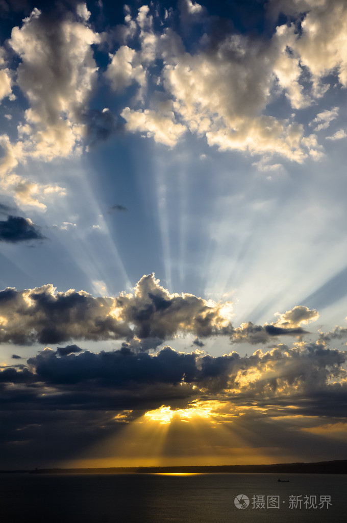 在夕阳与云的曙光