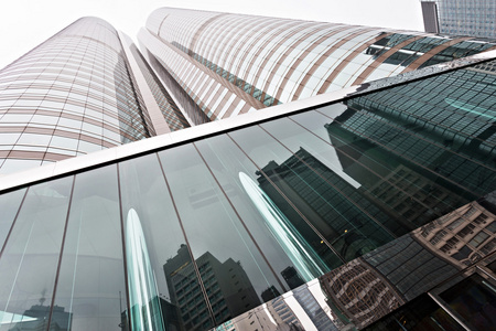 在城市的摩天大楼的现代玻璃 silhouettes