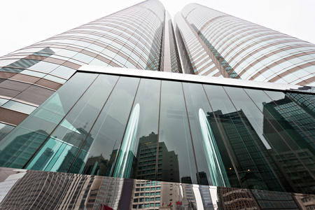 在城市的摩天大楼的现代玻璃 silhouettes