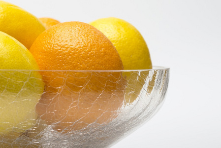 橘子和柠檬在玻璃碗里