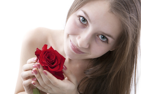 一朵玫瑰的一个年轻女孩的肖像