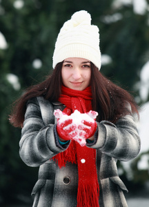 年轻女子捧着雪在她的手心