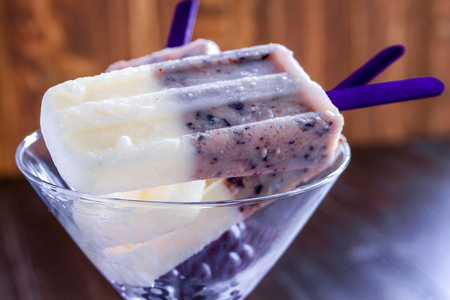 自制的香草 蓝莓和椰子牛奶冰棒