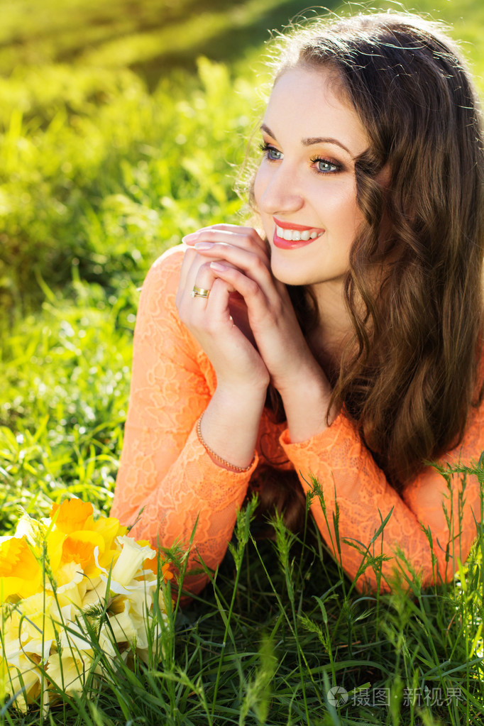 快乐的小女孩微笑着黄色花水仙