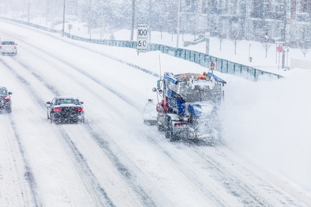 扫雪机在暴风雪中从公路除雪