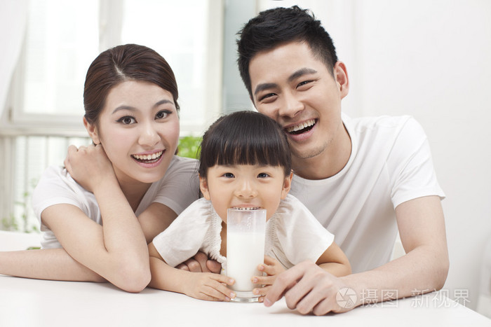 健康的家庭和牛奶