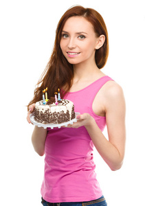 周年纪念蛋糕的年轻女子