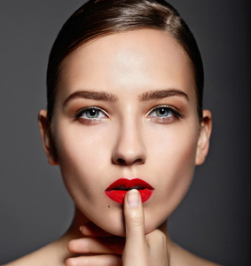 明亮的妆，带红的嘴唇，用完美的清洁 skinkeup，与红色的嘴唇，完美的清洁肌肤美丽  时尚 白种人 少妇模型的高
