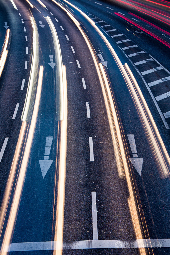 运动模糊的城市道路交通(彩色调色图像)