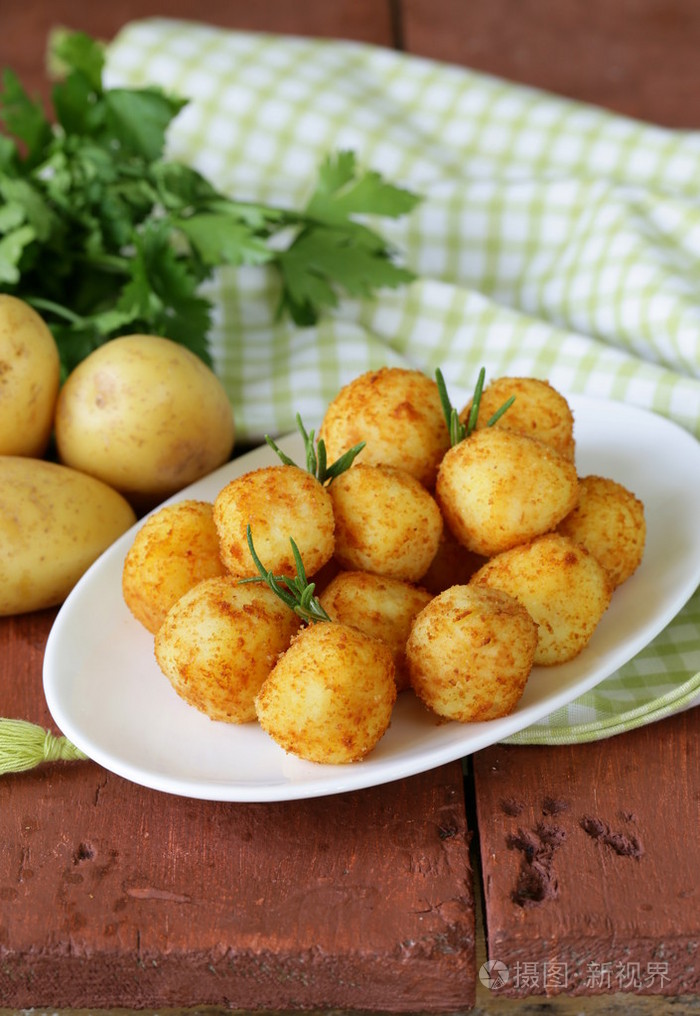 迷迭香炸的土豆球炸丸子