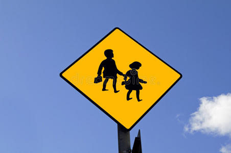 上学前。交通标志