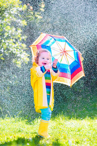 雨中玩伞的有趣的小孩