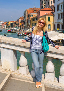 威尼斯一座桥上阳光明媚的女孩