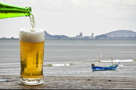 享受海景啤酒。