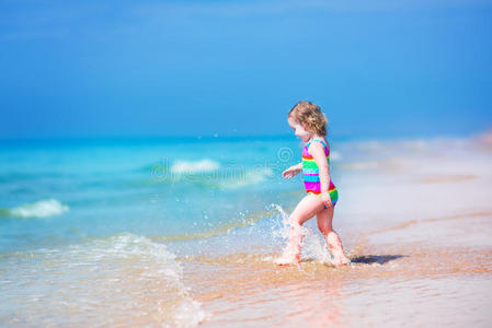 在海滩上奔跑的漂亮女孩