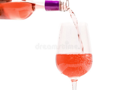 粉红色的酒倒进玻璃杯里
