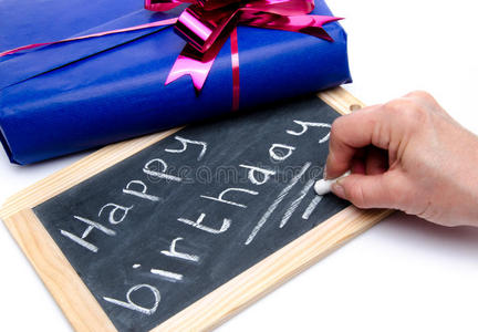 生日快乐和礼物一起写在石板黑板上