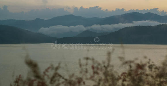 景观。晨雾中的山湖，淡蓝色