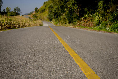 有轻微运动模糊的空旷道路