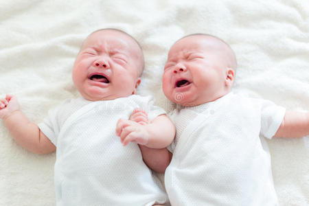 双胞胎宝宝哭了