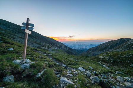 日出时的高山景观