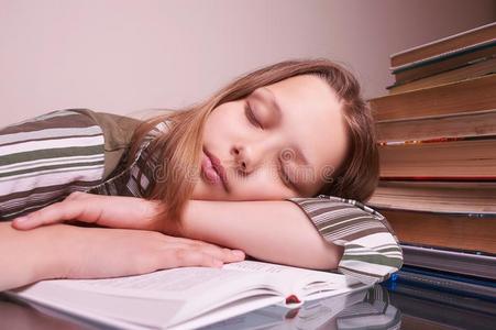 少女睡觉图片-少女睡觉素材-少女睡觉插画-摄图新视界