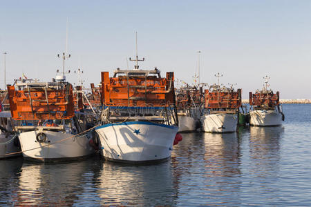 港口渔船收集蛤蜊的机器