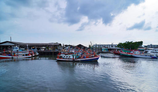 泰国普吉岛停靠渔船