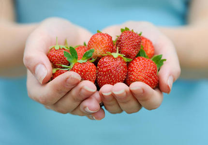 手拿着新鲜草莓