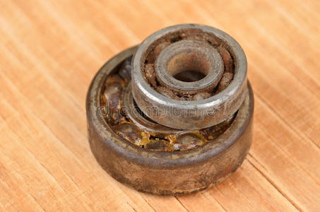 旧轴承旧的生锈的滚珠轴承照片