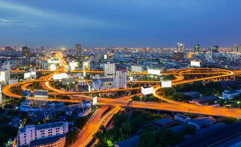 黄昏时分的曼谷高速公路
