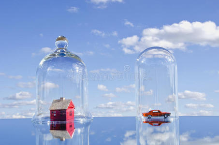 玻璃钟中的房屋和汽车玩具符号