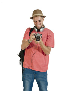 年轻英俊的游客，带着胶卷相机和耳机