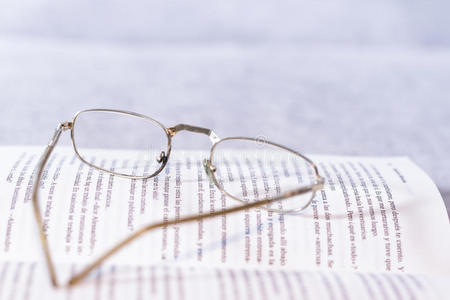 用旧眼镜打开书