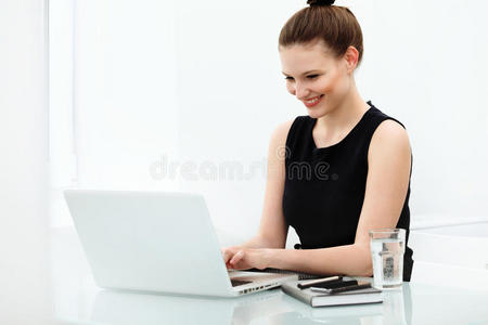 计算机 女商人 书桌 微笑 女孩 笔记本 因特网 女士 商业