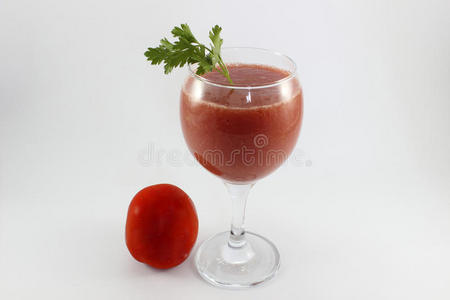 欧芹番茄鸡尾酒和一个番茄
