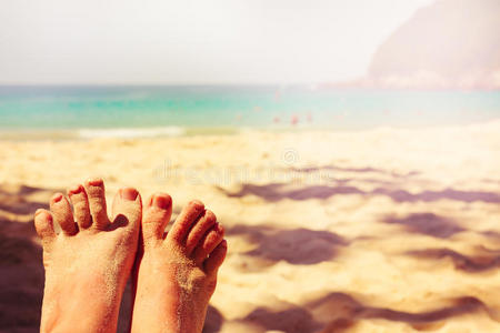 热带海滩。复古效果。腿。