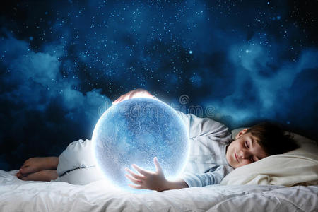 夜间睡觉的小孩图片