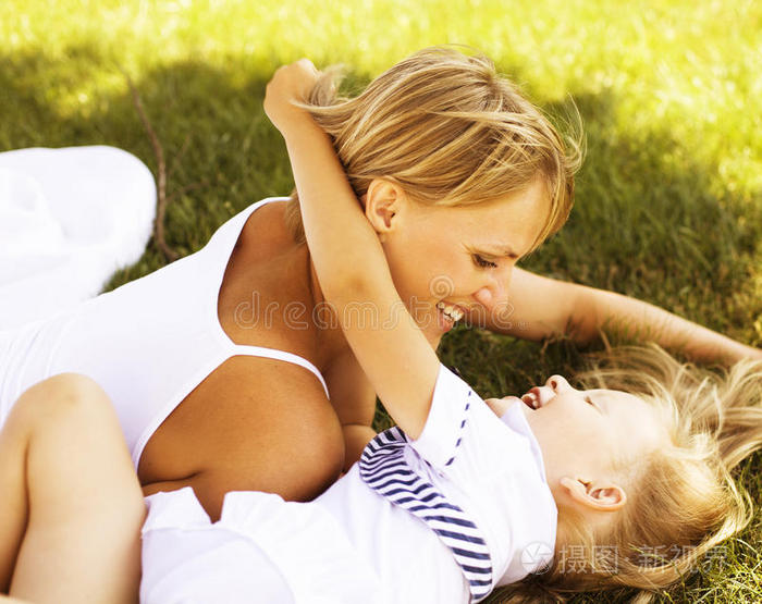 妈妈带着女儿在草地上玩得开心