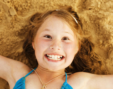 沙滩上可爱的小女孩