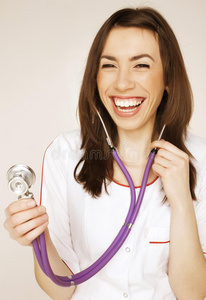 年轻漂亮的女医生带着听诊器