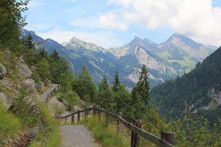 瑞士伊森夫卢附近的徒步小径
