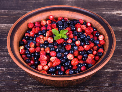 草莓和蓝莓，野生浆果
