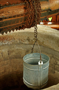 水泥井传统铁桶拉井照片