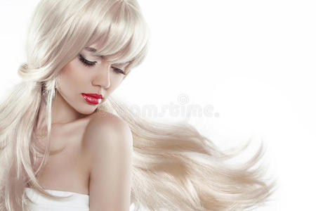漂亮的金发，长发。化妆。性感的女人，吹着的发型孤立在白色背景上，在工作室里摆姿势