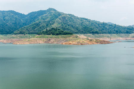 nakhon nay khundanprakanchon大坝的河流和山后