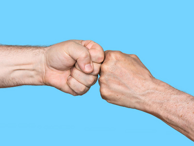 两个男人撞拳头照片