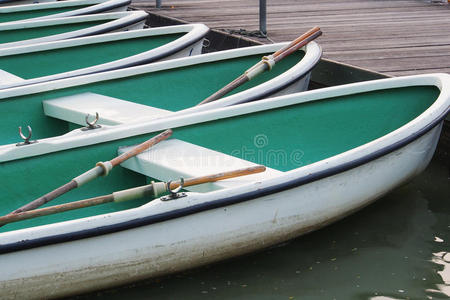 湖边划船