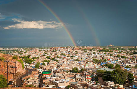 拉贾斯坦邦，雨后的焦特布尔蓝色城市彩虹景观，